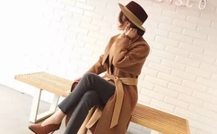 两个人一前一后中间